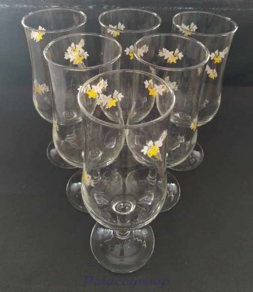 6 x Arcoroc France Wine Glasses With Flower Detail, 350ml. See Photos Below