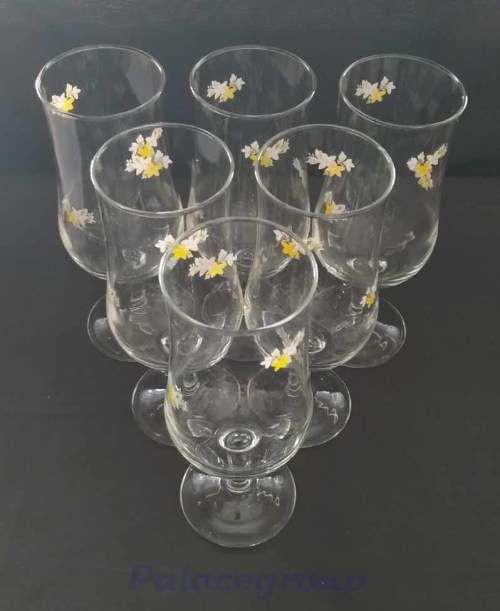 6 x Arcoroc France Wine Glasses With Flower Detail, 350ml. See Photos Below