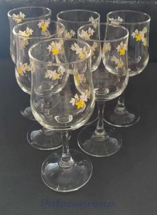 6 x Arcoroc France Wine Glasses With Flower Detail, 150ml. See Photos Below
