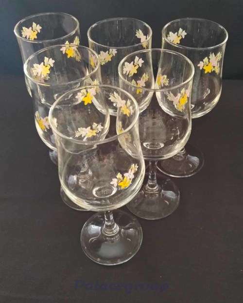6 x Arcoroc France Wine Glasses With Flower Detail, 150ml. See Photos Below