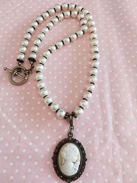 Perrine Necklace, Beige Glass Pearls With Cameo Style Pendant, Toggle Clasp, 48cm, 1pc