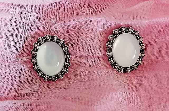 Earrings, White Simulated Cats Eye, Nickel Findings And Ear Studs, Diameter 14mm x 12mm, 2pc