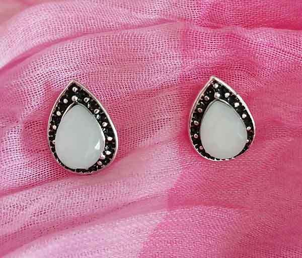 Earrings, White Simulated Cats Eye, Nickel Findings And Ear Studs, Diameter 13mm x 9mm, 2pc