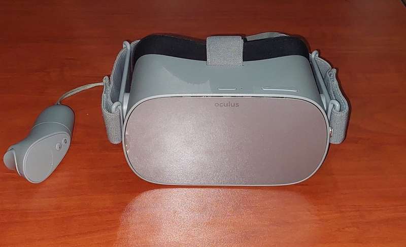 Oculus GO (64GB) VR (with accessories)