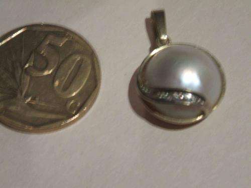 Round Mabé & 9ct Gold Pendant