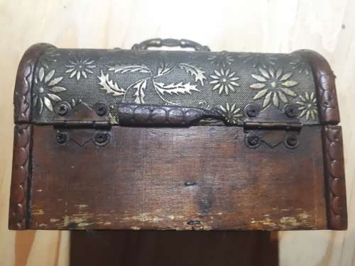 Small vanity wooden chest