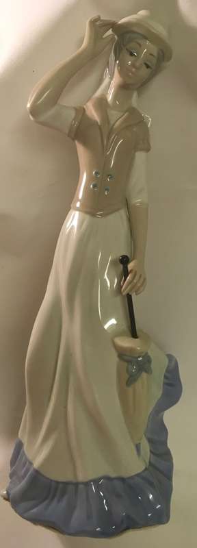 Vintage-Tengra-Porcelain-Lady with umbrella - Figurine-Made-In-Spain