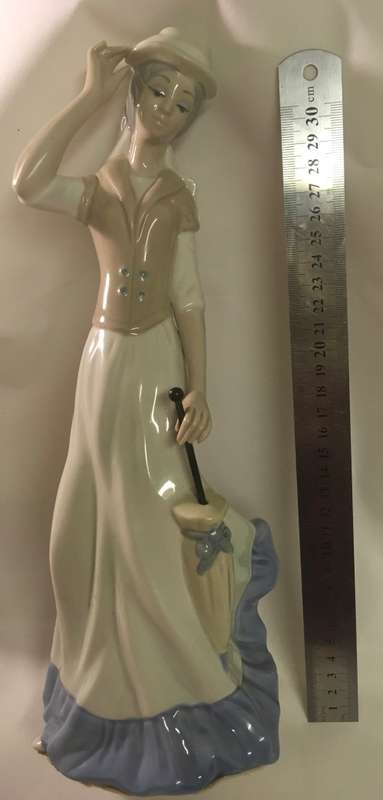 Vintage-Tengra-Porcelain-Lady with umbrella - Figurine-Made-In-Spain