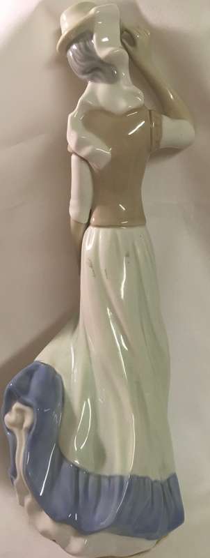 Vintage-Tengra-Porcelain-Lady with umbrella - Figurine-Made-In-Spain