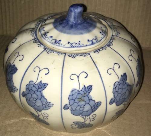 Blue and white ornament (pumpkin)