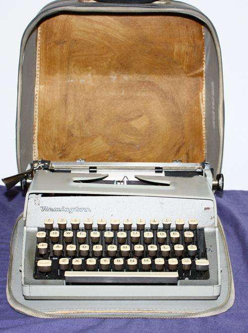 Remmington Travel-Riter typewritter