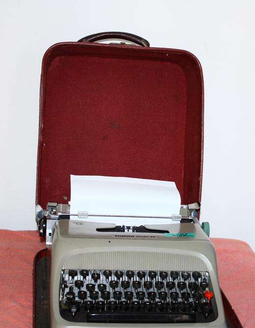 Olivetti Studio 44 Type Writter with Case