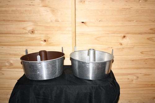 2 Cake Pans