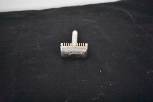 Minora Razor