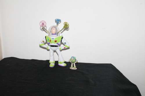 2 Buzz Lightyear Figures