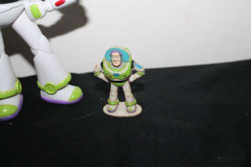 2 Buzz Lightyear Figures