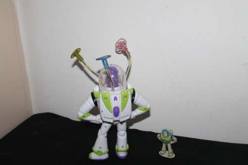 2 Buzz Lightyear Figures