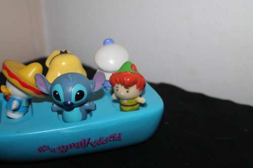 It`s a small world Boat with figures