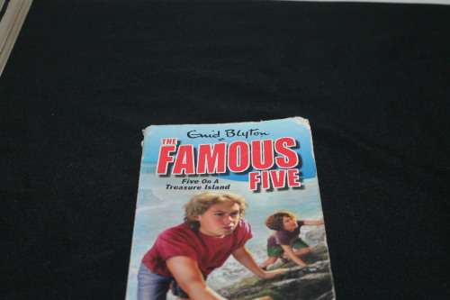 Enid Blyton Famous Five on Treasure Island