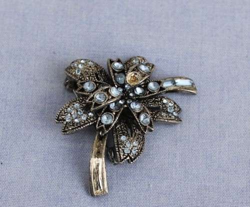 Vintage brooch with Blue Stones