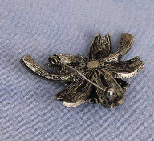 Vintage brooch with Blue Stones