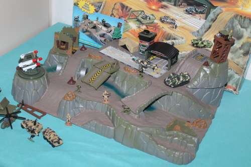 Boxed Micro Machines Shadow rock Battle Base Galoob 1997