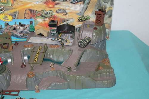 Boxed Micro Machines Shadow rock Battle Base Galoob 1997