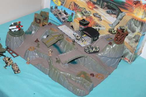 Boxed Micro Machines Shadow rock Battle Base Galoob 1997