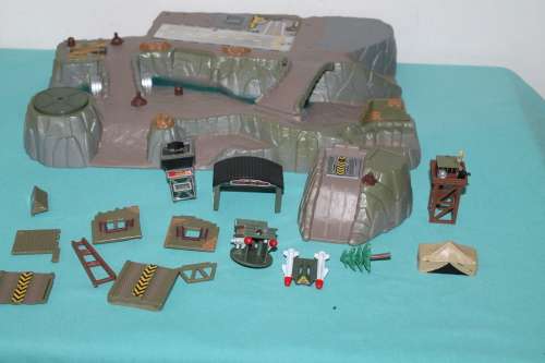 Boxed Micro Machines Shadow rock Battle Base Galoob 1997
