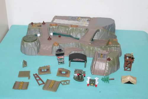 Boxed Micro Machines Shadow rock Battle Base Galoob 1997