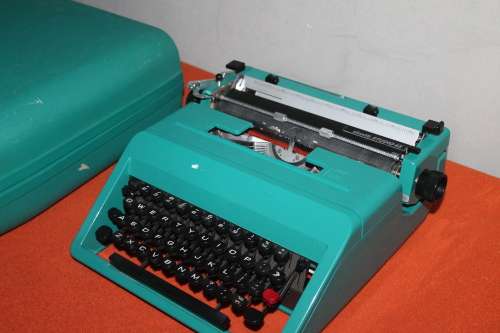 Olivetti Studio 45 typewriter in case