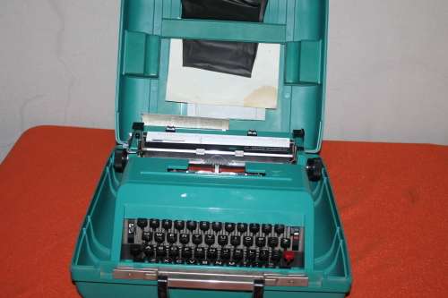 Olivetti Studio 45 typewriter in case