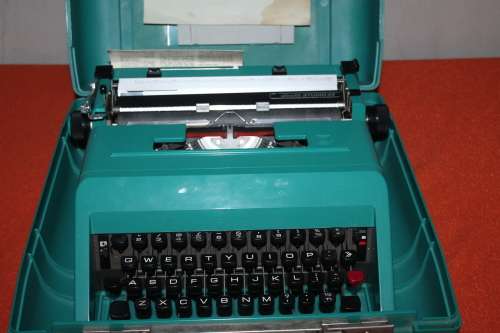 Olivetti Studio 45 typewriter in case