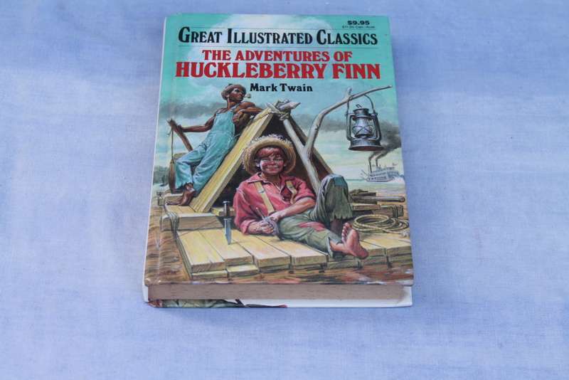 Children`s Classics the Adventures of Huckleberry Finn