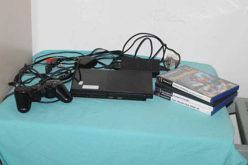 Playstation 2 Slim with 4 games and controller