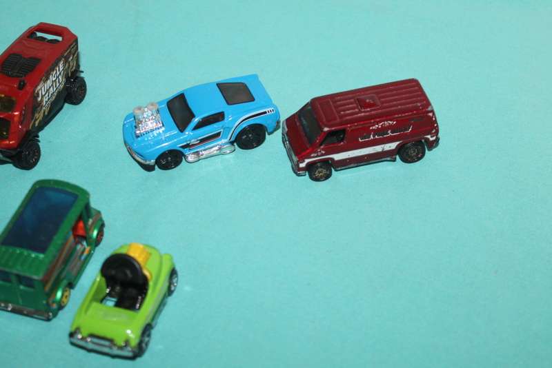 8 Hot Wheels No 5