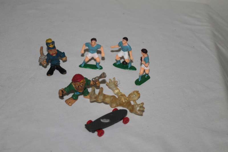 6 Miniature Figures