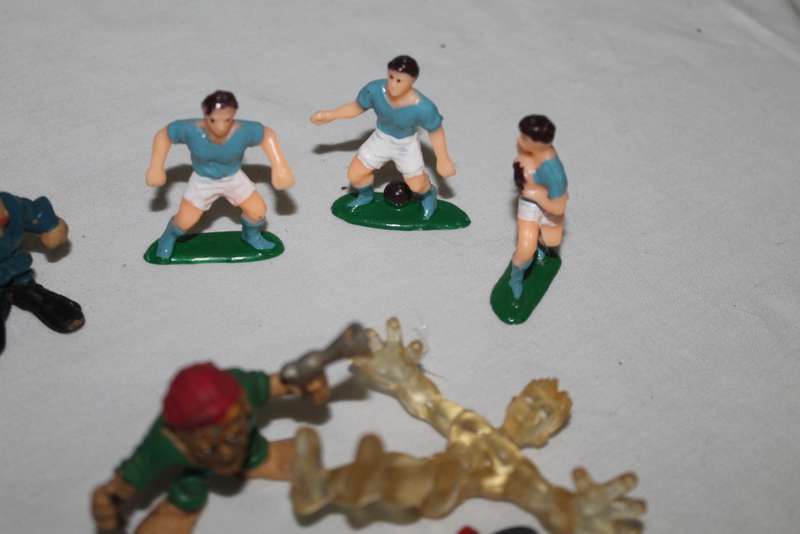 6 Miniature Figures