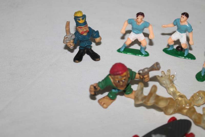 6 Miniature Figures