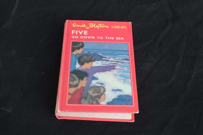 Enid Blyton Five go down to the sea