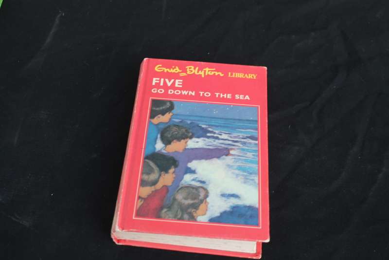 Enid Blyton Five go down to the sea