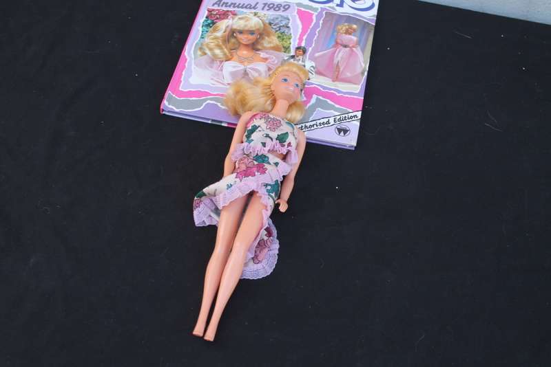 10 Vintage Barbies with outfits 1960`s