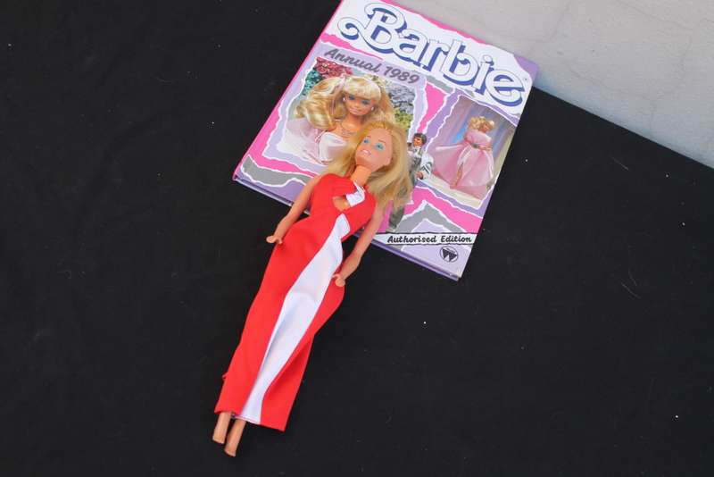 10 Vintage Barbies with outfits 1960`s