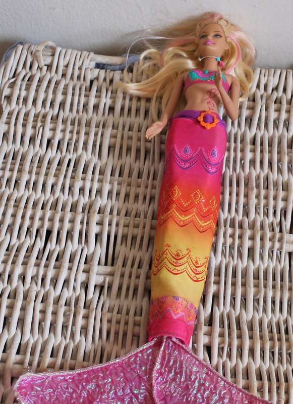 2 Ken dolls and 4 Barbies