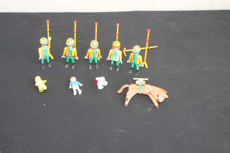 8 Mini Figures