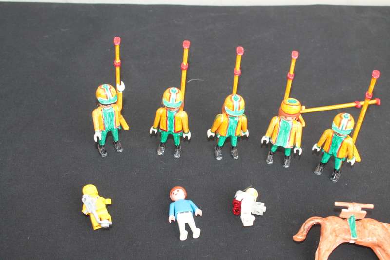 8 Mini Figures