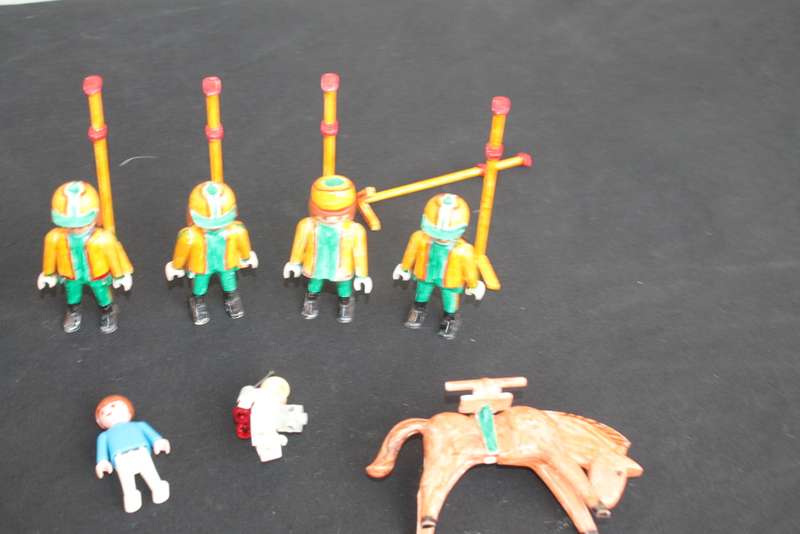 8 Mini Figures