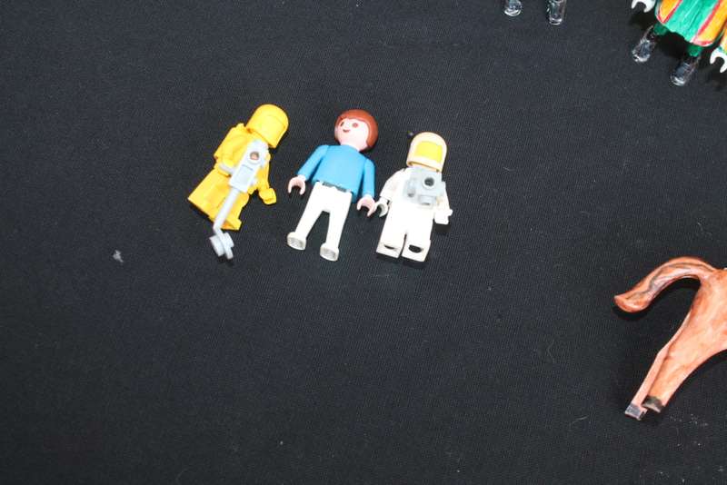 8 Mini Figures