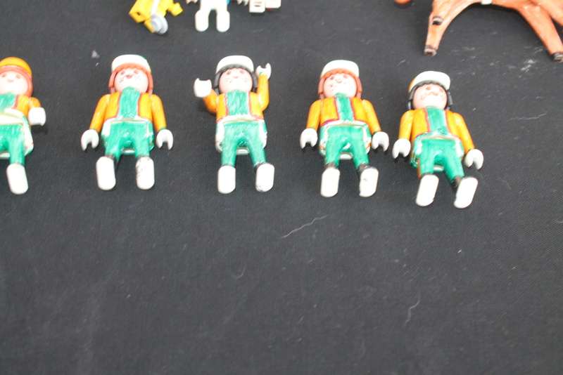 8 Mini Figures