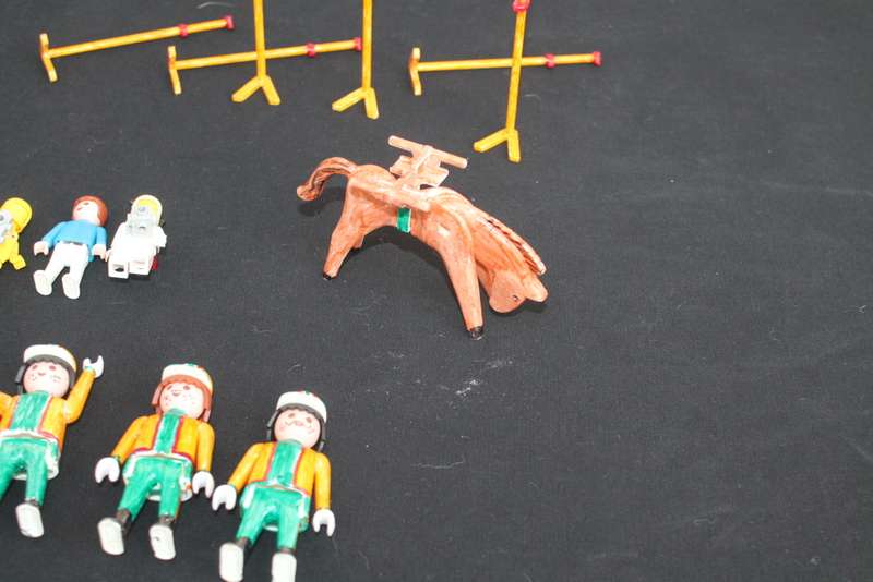 8 Mini Figures